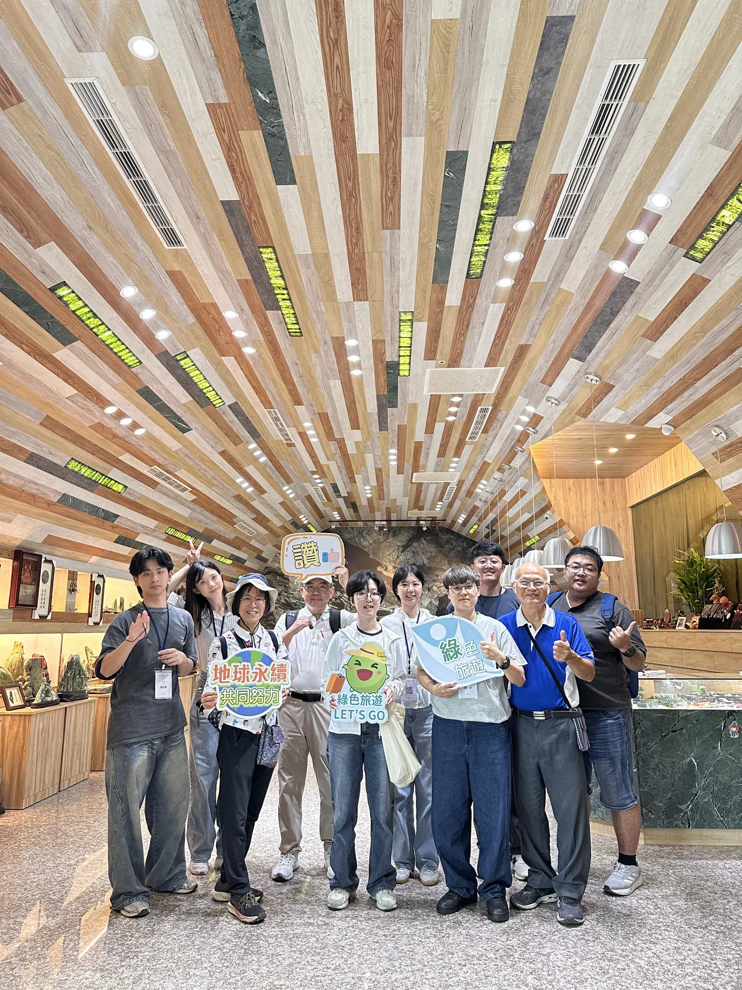 儷庭團隊與旅客在木構大廳合影