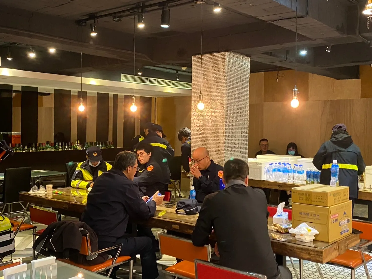 災後協助現場,救災人員用餐與休息