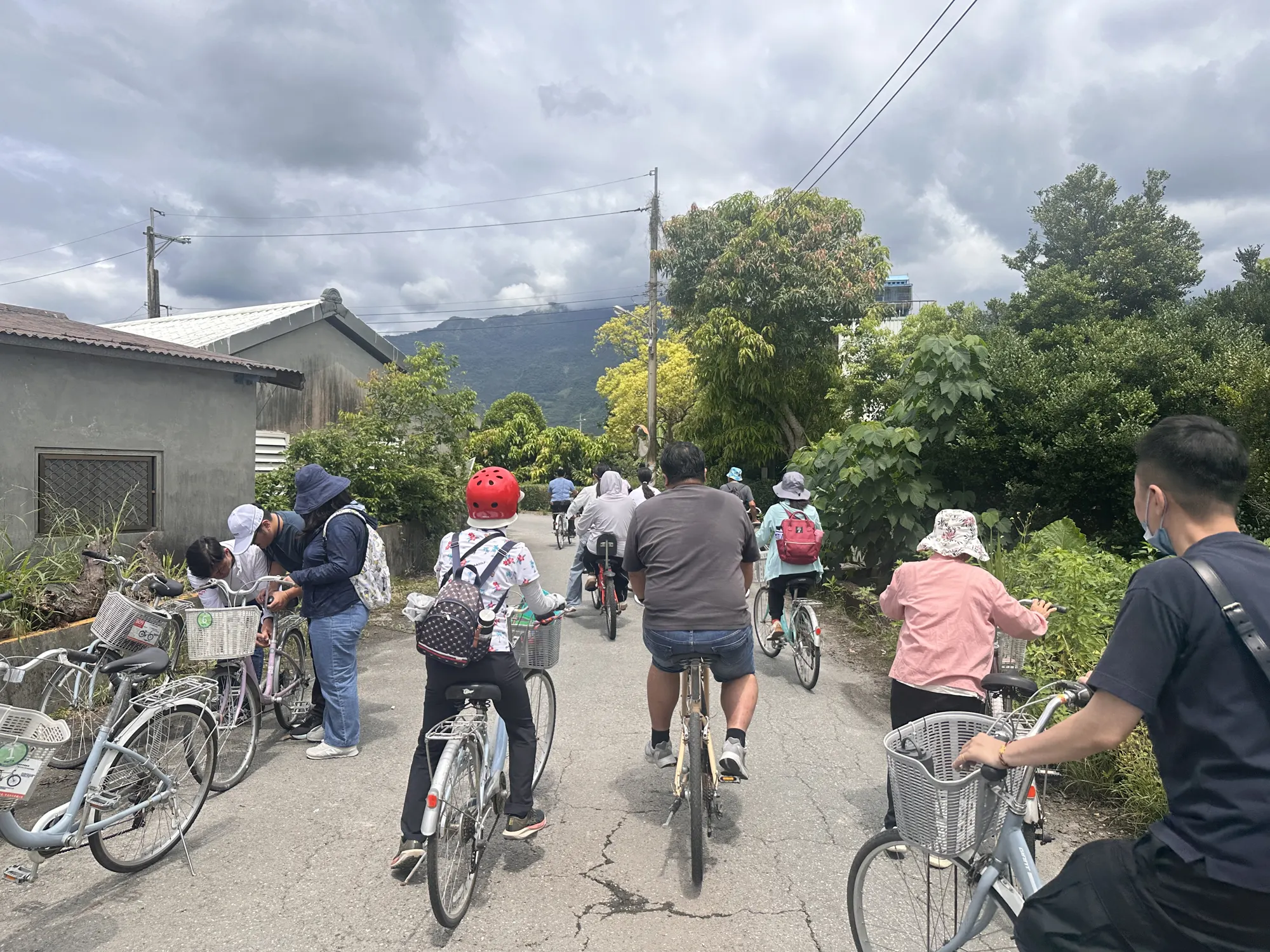 旅人騎單車穿過花蓮村落